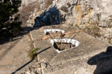 <center>Le Mont Caume Est</center>Ancien barraquement du casernement, dans l'enceinte du front de gorge. Les latrines.