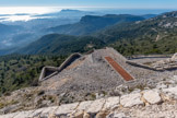 <center>Le Mont Caume Est</center>Second flanc défensif crénelé casematé du front de gorge avec chemin de ronde et cavalier.