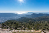 <center>Vue du Mont Caume </center>Le Mont Faron, Toulon, la Presqu'île de saint-Mandrier,  le rocher des Deux Frères, le Cap Sicié et la chapelle Notre-Dame du Mai, le Baou des 4 Aures, Le Brusc, les Embiez.