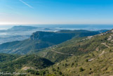 <center>Le Mont Caume Est</center>De gauche à droite, le cap Sicié avec le rocher des Deux Frères, le Baou des 4 Aures, le fort et la collégiale de Six-Fours, les Embiez, Sanary.