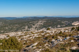 <center>Le Mont Caume Est</center>Le Petit et le Gros Bessillon, la montagne de la Loube, et tout au fond les Préalpes de Digne et Castellane.