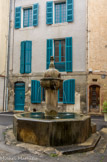 <center>Correns.</center> Fontaine de la place de l'église ... et de la mairie.