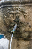 <center>Correns.</center> Fontaine de la place de l'église ... et de la mairie. Un des mascarons.