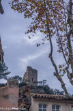 <center>Cotignac</center>Tour de guet. Les deux tours carrées au sommet du ro­cher sous lequel s'abrite le village, appartiennent aux premiers siè­cles de la féodalité. Dès l'an 1033, le château de Cotignac existait, et appartenait à Boniface de Castellane.