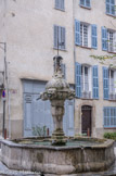 <center>Cotignac</center>Place de la mairie. Fontaine des 2 places.