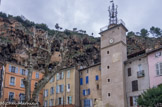 <center>Cotignac</center>Place de la mairie. Le campanile provençal est un élément d'architecture en ferronnerie destiné à embellir un carillon d'horloge publique au départ mécanique, qui unissait par un fil le mécanisme d'horlogerie à un moteur qui frappait la cloche chargée de sonner l'heure. C'est encore ce système qu'on utilise aujourd'hui électrifié en 1963.
La structure du campanile, ouverte en ferronnerie s'expliquait par sa meilleure résistance au mistral. Le campanile de Cotignac date de 1496.