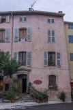 <center>Cotignac</center>Place de la mairie. Sur la place, subsistent encore des anciennes demeures des riches commerçants ou artisans, avec leur belles portes et deux fenêtres par étage, tandis que les moins aisés se contentaient d'une fenêtre.