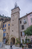 <center>Cotignac</center>Place de la mairie. Dès le XVIe siècle, il fut muni d'un cadran solaire. Il faut noter qu'au Moyen Age, les premiers cadrans solaires n'avaient pas de graduations indiquant les heures, seuls apparaissaient quatre traits qui indiquaient le début et la fin du travail des ouvriers sur le chantier, ainsi que la pause.