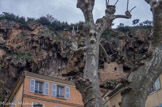 <center>Cotignac</center>Place de la mairie. Abri troglodyte.
