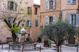 <center>Cotignac</center>Place de la mairie. Fontaine des 2 places.