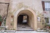 <center>Cotignac</center>Place de la mairie. Entrée du village médiéval.