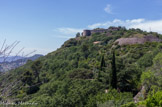 Le fort de Pipaudon. Construit en 1893-1895, à 406 m d'altitude. Sa garnison était composée de 360 hommes, 12 canons et 2 mortiers. Il commandait la route venant de Marseille et les gorges d’Ollioules. Dernier ouvrage construit dans la place ; en conformité avec l’usage du moment, il comporte de nombreux locaux creusés dans le roc dont des magasins et un monte-charge.