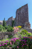Le donjon est de forme pentagonale, il abrite une chapelle dédiée à Saint-Pierre.