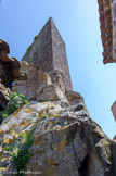Le donjon pentagonal, planté à la pointe de l'éperon, face à l'attaque, semble imprenable.