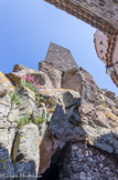 Le château est Installé le long d'une crête volcanique, ses fondations épousent parfaitement la verticalité de cette crête.
