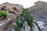 • 1141. Evena serait cité.
•  1148. Castro Evene est mentionné.
•  1150. Evena est cité dans le Cartulaire de l’Abbaye Saint-Victor de Marseille.
 • 1150 : le castrum est partagé entre le vicomte et le chapitre de Marseille.
• v. 1230 : le donjon est construit.
• v. 1297 : le comte de Provence possède des parts sur Evenos.
• 1313-1324 : ce dernier cède ses parts à Bertrand de Signes.
• 1315 : Bertrand de Vintimille hérite d'Évenos.
• 1524 : le château résiste aux troupes de Charles Quint, commandées par Charles de Bourbon.
• 1592 : face au duc de Lesdiguières, les « carcistes » tiennent la place. Le capitaine Isnard d’Ollioules se distingue par sa défense farouche.
• Fin XVIe - début XVIIe : le logis est modernisé.
• 1793 : lors du siège de Toulon, l'armée républicaine s'empare du château.
• Après 1945 : le château est pillé et vandalisé