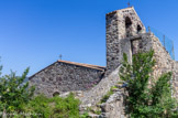 Eglise fortifiée. Accès à sa terrasse de défense par un escalier partant du chemin de ronde. Au 18e siècle, rajout d’un un toit et d’un clocher-mur à deux baies. L’existence de ce toit-terrasse confirmerait que l’église était fortifiée et que la hauteur sous voute était plus importante.