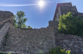 Le château d'Evenos va connaître une véritable modernisation à la fin du XVIème siècle, sous la direction de Gaspard II de Marseille-Vintimille, qui va notamment apporter au logis une façade Renaissance. Malgré ces travaux d'embellissement, le Château garde ses fonctions militaires jusqu'en 1793, date du siège de Toulon par l'armée républicaine.
Au cours du XXème siècle, le château devient une propriété privée avec son logis qui sera habité jusqu'à la Seconde Guerre mondiale. Après avoir longtemps appartenu à la famille Daniel, réputée au village d'Evenos, le château a été revendu en 2012 à un particulier qui souhaite le transformer en habitation.
Les travaux de réhabilitation transforment peu à peu le lieu et redonne les lettres de noblesse au château.