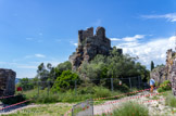 La grande cour du château se termine par une tour ronde dite « Tour Blanche ».