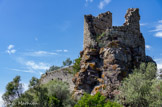 La grande cour du château se termine par une tour ronde dite « Tour Blanche ». Elle est en calcaire sur une enceinte en basalte