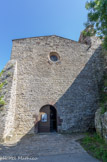 Eglise romane du XIIIe siècle, construite en pierres de basalte et de calcaire. Avec son système de défense à toit -terrasse découvert lors des travaux de restauration, elle était un véritable bastion avancé pour la défense du rempart Est, à l’entrée du village.