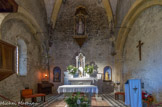Trois baies et l’oculus du mur pignon éclairent la nef dans laquelle nous trouvons différentes expressions d’« art sacré ».