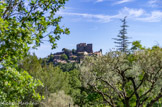 Le village est ancré à 432 m sur une coulée de lave datée d’environ 6 millions d’années. Le volcanisme de la région d'Evenos est très ancien, il remonte à la fin du tertiaire il y a 10 millions d’années. Et les dernières coulées de lave datent de 6 millions d'années. Les laves ont été émises soit par des fissures soit par des cratères. 
La coulée volcanique dont le départ viendrait du rocher de l’Aïgue (Le Beausset) auraient parcouru environs 15 km recouvrant la Piosine, Evenos, la Courtine, la zone des playes, pour arriver – épaisses de 15 m – à la pointe nègre (Six Fours). . La batterie Napoléonienne du cap Nègre a été construite avec les roches volcaniques.
La roche basaltique est de plusieurs couleurs, dues à sa forte teneur en oxyde de fer.