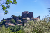 Le château est à son origine construit en basalte et calcaire, des roches qui lui donnent toute sa spécificité : une double coloration saisissante et surprenante. Dominant la plaine côtière toulonnaise et les gorges d'Ollioules, le château d'Evenos trône fièrement en véritable forteresse de montagne.