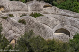 «Le terme « taffoni »  ou « tafoni » vient du corse « tafone ». Il désigne une cavité arrondie dont les dimensions varient du décimètre à plusieurs mètres de profondeur et de diamètre. Ces cavités sont formées par l'érosion soit de roches magmatiques grenues comme le granite soit de roches sédimentaires gréseuses. Les taffoni naissent au flanc d'une paroi rocheuse à la suite de la désagrégation, en climat froid, de la roche dans ses parties protégées du soleil, sous l'action de l'humidité ambiante. Plus la cavité est vaste et s'ombrage elle-même, plus le taffoni se développe, en particulier vers le haut. L’action de l’érosion éolienne, en phase climat sec, devient alors primordiale : sous l’effet des vents violents, les grains de sable tourbillonnent dans les cavités, abrasent le conglomérat gréseux et conduit  au creusement de la grotte par la désagrégation de la roche.