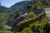 Ruines d’une ancienne  bergerie et ses anciennes habitations troglodytes, en dessous de la barre calcaire.