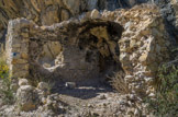 Ruines d’une ancienne  bergerie et ses anciennes habitations troglodytes, en dessous de la barre calcaire.