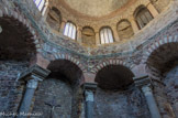 <center>La cathédrale Saint-Léonce </center> Le  baptistère paléochrétien. Réemploi de huit colonnes antiques d'angle corinthiennes en provenance sans doute d'un édifice romain. Les pans sont coupés avec des absidioles contenant des sarcophages et statues couchées.