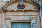 <center>Domaine des Bormettes</center>Sous le fronton se trouve une frise formée de métopes et de triglyphes. Sur certaines métopes, une étoilre est gravée, sur celle centrale, c'est un coeur enflammé.