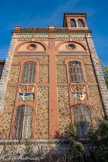 <center>Château des Bormettes.</center>L'extension des Bormettes, en 1890, conforte une collaboration entre l’architecte Paul Sédille, les frères Allar, architecte et sculpteur, et Jules Loebnitz, céramiste et faïencier. Cette extension à l'est du bâti initial a pour objectif d'agrandir la surface habitable pour la famille Roux. Le corps de logis de plan carré forme une tour surmontée d'un belvédère. L'architecte est Paul Sédille, probablement avec Gaudensi Allar comme maître d'œuvre. La nouvelle tour atteint plus de 16 m de hauteur, dépassant les toitures du château de plus de 4 m. Jouant avec le bâti d'origine du château d'Horace Vernet (le soubassement taluté est très proche de l'original) il propose un travail des murs en phyllades et grès rouges qui rappelle les moellons hexagonaux sertis de joints saillants de bâtiments industriels et ouvrages d'art marseillais.