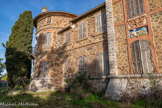 <center>Château des Bormettes.</center>L'usage d’ardoises verdâtres et grès rouges sur les façades, correspond au type rural recherché, soit une bastide du type maison forte de la région toulonnaise au 16e siècle telle que Châteauvallon. Des bourrelets soulignent chaque niveau, depuis la base jusqu'au 2nd étage. Dans le même esprit, la tourelle d'escalier hors-œuvre et la grosse tour de logis circulaire sont coiffées de génoises.