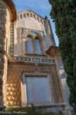 <center>Château des Bormettes.</center>Incorporés dans la frise des lys immaculés, deux inscriptions : anno 1875, datation du décor céramique ; invocation Saint Victor, le Saint patron du commanditaire et en souvenir des moines de Saint Victor à Marseille qui possédèrent les premiers des terres aux Bormettes au XIème siècle. En rez-de-chaussée, un revêtement maçonné en pointe de diamant fait écho aux palais florentins ou à la maison diamantée de Marseille.