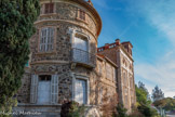 <center>Château des Bormettes.</center>La grosse tour de logis circulaire coiffées de génoises, percée par une baie renaissance, suivie d'un des 2 corps de logis rectangulaires, plus classiques, situés à l'oblique, aux extrémités est et ouest. Le balcon en fer forgé orienté plein sud est  une concession au 19e siècle. Ce château épouse la courbe de la colline.