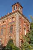 <center>Château des Bormettes.</center>Insistant sur la verticalité de sa construction, il intègre une et demi à 2 travées (selon les façades à l'est ou au sud) de pilastres plats en briques. À l'intérieur de cet ordre monumental en briques des encadrements de baies en rez-de-chaussée et au premier étage évoquent la forme de trumeaux. Chaque niveau est souligné par un lit de briques ou par une frise de faïence, soit à fleurs de lys dressées, soit à motifs géométriques bleu foncé de la manufacture Loebnitz.