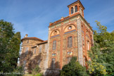 <center>Château des Bormettes.</center>Attiré par la notoriété de la station climatique hivernale qu'est Hyères en Côte d'Azur au milieu du XIX° siècle, Horace Vernet fut charmé par ce coin des Bormettes qui lui rappelait les paysages d’Algérie qu’il avait pu immortaliser sur ses toiles. Atteint d'une pleurésie et désireux de trouver le calme pour passer la fin de sa vie, il s’y installe. Sur les ruines d'un bâtiment dépendant du domaine des Chartreux, il se fait bâtir un château de style éclectique surtout médiéval et à l'architecture très composite (juxtaposition de corps de bâtiments de différents volumes et hauteurs) mais qui répondait au souhait de Vernet de donner à l'ensemble l’aspect d’un village.