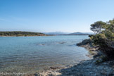 <center>L'île du Gaou.</center>Au fond, à gauche, le Cap Nègre. Six-Fours les Plages, avec derrière à droite le Fort. Au fond, le Mont Caume.
