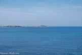 <center>Le Cap Nègre à Six-Fours.</center>Les îles des Embiez, l'île du Grand Rouveau.