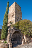 <center>Les Arcs sur Argens : le château..</center>La tour.
Haut de 19 m, le donjon du XIIIème siècle a franchi le temps sans grand dommage, contrairement au château, en ruines à la Révolution. L‘accès au « trésor » du seigneur (ses archives) n’était possible qu’au travers d’une trappe ouverte dans le plafond de la salle basse.
Le 17 mai 1720, l’ensemble du marquisat des Arcs (les terres et le château des Villeneuve) est vendu à François Charles de Vintimille, comte du Luc. Au XVIIIe siècle, le château n’est plus habité depuis longtemps et il « menace ruines ». Et sans l’intervention de Victor Grand, intendant de Barras, la tour symbole de l’Ancien Régime et de la féodalité aurait été vandalisée.
