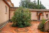 <center>Le monastère orthodoxe Saint Michel du Var</center>A gauche de l'entrée. L'archange Raphaël  conseille à Tobie de prendre le poisson qui va guérir de sa cécité son père, et Sara, sa future femme, tourmentée par sept démons. Encadrant la porte, l'archange Raphaël.