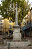 <center>Lorgues</center>A gauche de l'entrée. L'archange Raphaël  conseille à Tobie de prendre le poisson qui va guérir de sa cécité son père, et Sara, sa future femme, tourmentée par sept démons. Encadrant la porte, l'archange Raphaël.