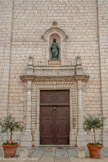 <center>Lorgues</center>A gauche de l'entrée. L'archange Raphaël  conseille à Tobie de prendre le poisson qui va guérir de sa cécité son père, et Sara, sa future femme, tourmentée par sept démons. Encadrant la porte, l'archange Raphaël.
