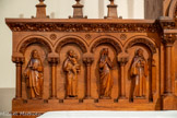 <center>L’ermitage de Saint-Ferréol</center>A gauche de l'entrée. L'archange Raphaël  conseille à Tobie de prendre le poisson qui va guérir de sa cécité son père, et Sara, sa future femme, tourmentée par sept démons. Encadrant la porte, l'archange Raphaël.