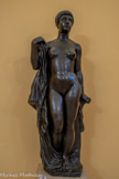 <center>Aristide MAILLOL 1861-1944</center>La baigneuse drapée, 1921.
Bronze.
Musées Nationaux Récupération. Cette œuvre a été récupérée à la fin de la Seconde Guerre mondiale, confiée à la garde des musées nationaux, déposée au musée de l’Annonciade en 1955.
Centre Pompidou, MANM/CCI, Paris, en attente de sa restitution à ses légitimes propriétaires.