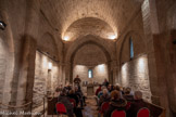 <center>Roquebrune-sur-Argens. </center>Chapelle Saint-Pierre-in-Vallis. De plan classique, l'édifice se compose d'une nef à deux travées en plein cintre séparées par un arc doubleau et se termine par une abside semi-circulaire voûtée en cul-de-four. Le mobilier, minimum, est exclusivement en pierre, utilisé pour la célébration du culte. La chapelle a ainsi survécu et a conservé son architecture historique. Sur les côtés, les bancs sont ainsi réalisés en maçonnerie et courent d’un bout à l’autre de la nef le long des murs.