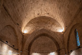 <center>Roquebrune-sur-Argens. </center>Chapelle Saint-Pierre-in-Vallis. Comme tous les édifices religieux du XIe siècle, sa couverture reposait sur une charpente en bois, facilement combustible. Pour la mettre à l'abri du feu, la nef fut recouverte d'une voûte en pierre dans la seconde moitié du XIIe siècle.