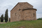 <center>Roquebrune-sur-Argens. </center>Chapelle Saint-Pierre-in-Vallis. Vue de l’extérieur, la chapelle Saint-Pierre est rectangulaire, sans aucun contrefort, avec une abside en cul de four se raccordant à la nef par un volume tampon de hauteur intermédiaire. Tout le bâtiment est construit en grand appareil mais l’abside et le bas des murs ont une finition particulièrement soignée. Sur la façade et surtout sur le chevet on distingue nettement la limite à deux pentes entre le mur du XIe siècle qui portait la charpente, et le remplissage rendu nécessaire par la construction de la voûte en berceau. On retrouve ce même remplissage sur les murs de la nef, la limite avec les belles pierres taillées marque l’emplacement de l’ancienne toiture qu’on peut ainsi reconstituer par la pensée.